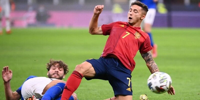 Yéremy Pino có khả năng thích nghi ở nhiều vị trí trên sân bóng